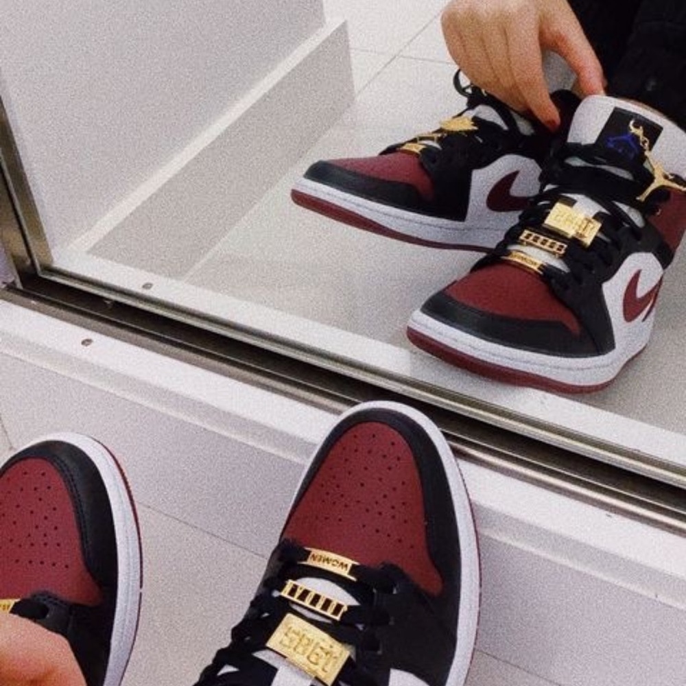 *pending sale* Womens Nike Air Jordan 1 Mid SE sz 8.5 Beetroot CZ4385 016